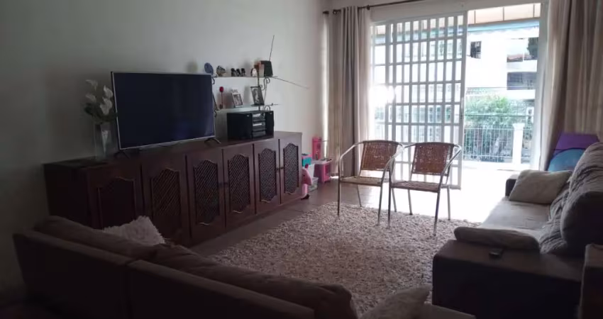 Casa Residencial de 7 dorms no bairro Coqueiros