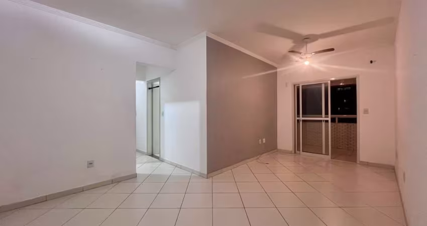 Loucura. Loucura. Excelente apartamento no Jardim Guilhermina, de 02 dormitórios, sendo 01 suíte.