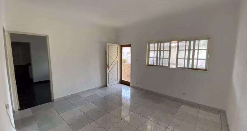 Oucura, grande loucura. excelente casa em condomínio, no município de mongaguá, de 03 dormitórios, sendo 02 suíte.