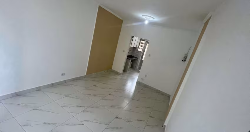 Loucura, Grande loucura. Excelente oportunidade. Kitnet toda reformada no Boqueirão e próximo a Av. Costa e Silva o Centro comercial mais badalado de Praia Grande, a cerca de 200 metros do mar, com co