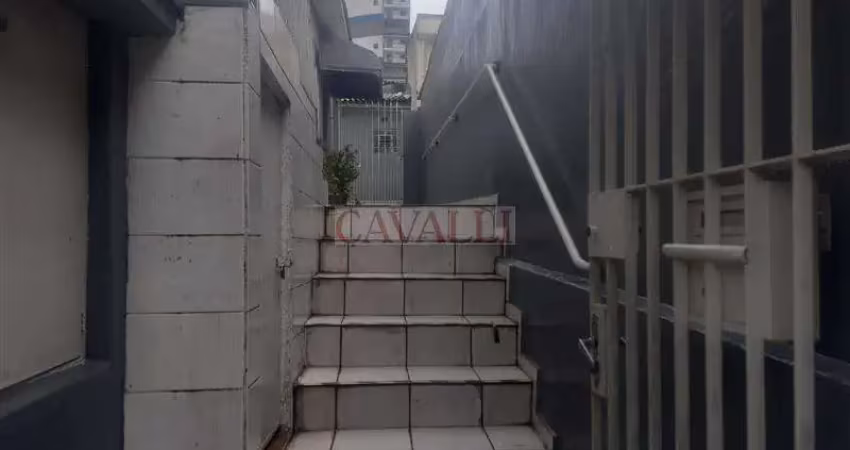 Casa térrea, entrada principal compartilhada, três casas no quintal.