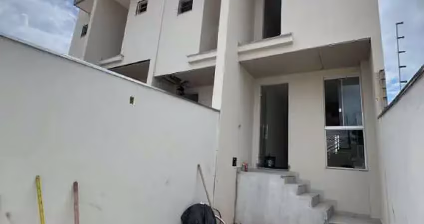 Casa 2 dormitórios para Venda em Betim, Alto das Flores, 2 dormitórios, 1 suíte, 1 banheiro, 2 vagas