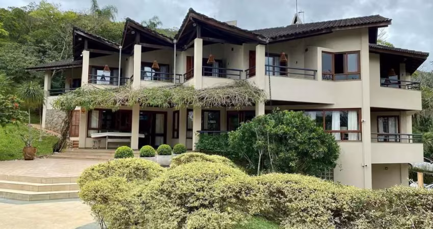 Casa alto padrão para anual com 6 suítes e 10 vagas em florianópolis