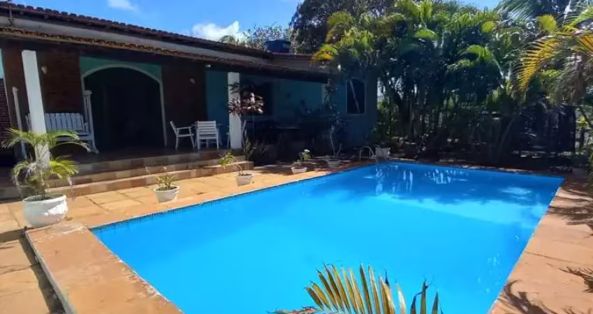 Casa térrea  de oportunidade! em  condomínio fechado pé na areia em jacuípe praia e rio com 3/4 , 1 suíte piscina privativa.  visite jà!