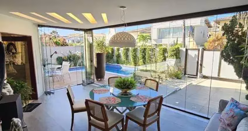 Vendo linda casa semi-mobiliada em villas com  320m2, nascente, reformada, 4/4, 3 suítes, 01 térrea, piscina, espaço gourmet, jardim garagem - villas do atlântico - salvador/ba.