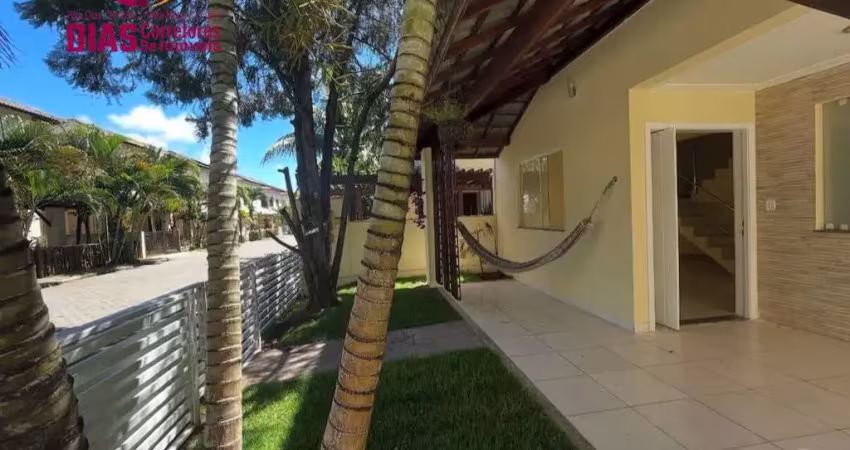 Alugo casa duplex em condomínio fechado com 4/4, 3 suítes, 01 térreo, varanda, espaço gourmet, garagem 3 carros - buraquinhos - lauro de freitas/ba.