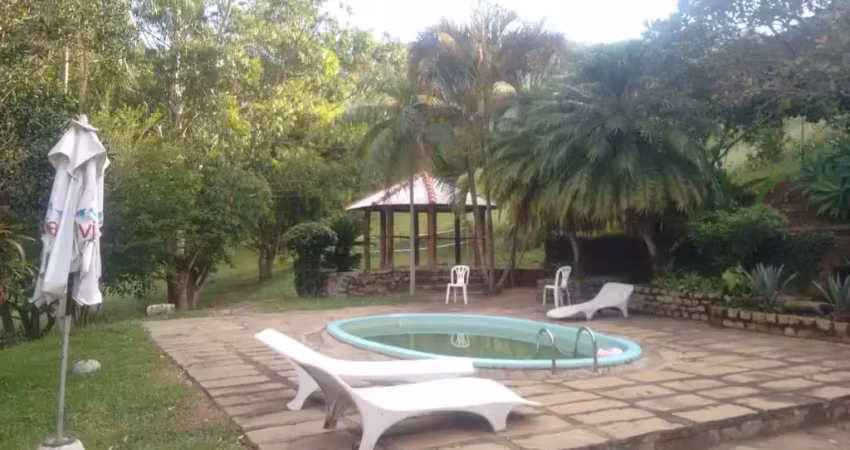Fazenda linda,com nascentes e muito verde.local privilegiado, um pedacinho de paraíso.apenas 20 minutos do centro da cidade e comércio.