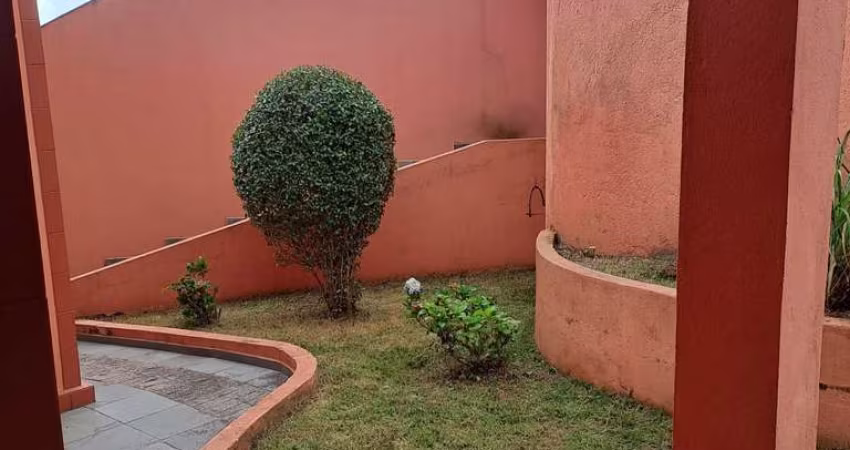 Cassa térrea de 260m² em Parque Monte Alegre - Taboão da Serra: 3 dormitórios, 1 suíte, 4 banheiros por R$1.650.000 para venda.