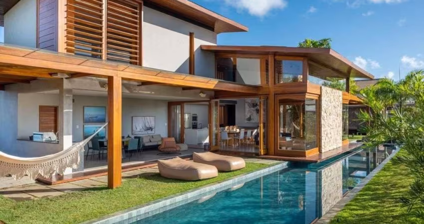 Descubra o requinte à beira-mar com esta deslumbrante casa na Praia do Forte, situada no prestigiado condomínio Piscinas Naturais.