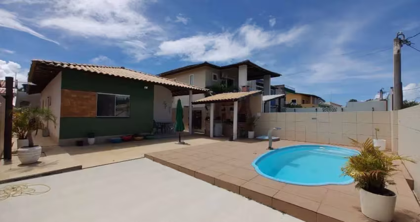 Casa com 3 dormitórios, sendo 1 suíte, piscina. Apta para financiamento! Localizada no Condomínio Arembepe Aquaville