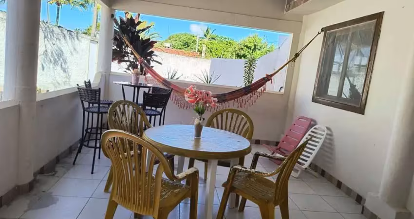 Casa aconchegante com 2 suítes, varanda e garagem,  a apenas 2 minutos da praia do piruí, a melhor de arembepe.