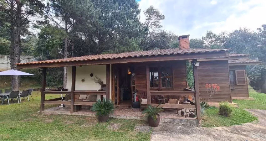 Casa estilo americano à venda na granja viana | 3 dorms, suíte e terreno de 1.600m² na av. são camilo | r$ 875.000,00