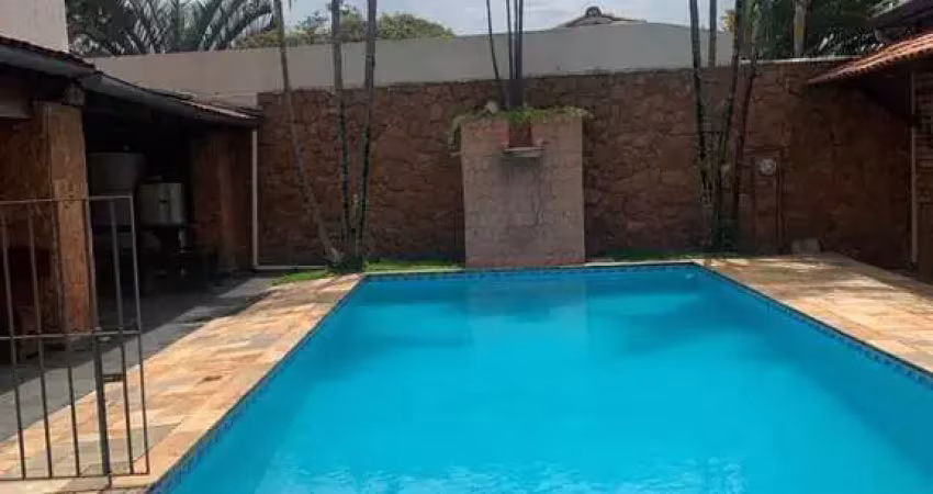 Casa térrea de luxo no alto da lapa, com o terreno de 710m² e área construída de 500m², 4 dorms (2 suítes), 8 vagas, churrasqueira e piscina.