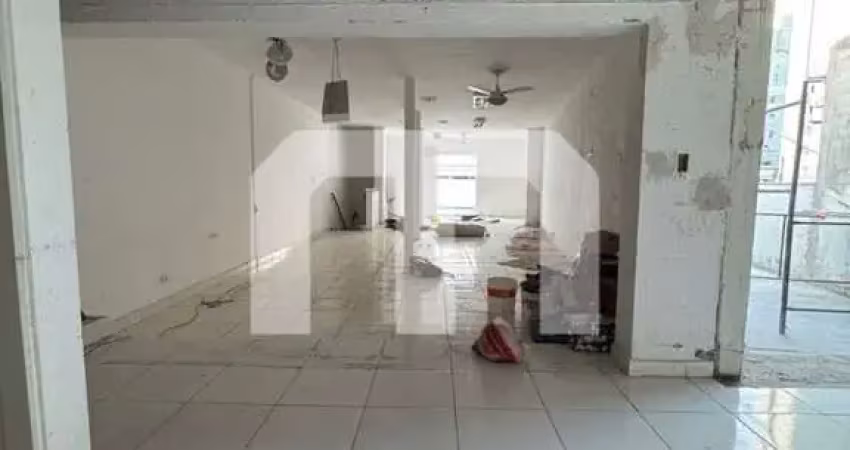 Sala com 84 metros quadrados, com 2 banheiros, sobre loja