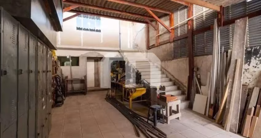 Prédio comercial com casa e um espaço para montar seu negocio ..