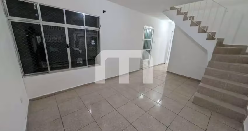 Aluga, sobrado de vila, 2 dormitórios, 2 banheiros, sala 2 ambientes, cozinha com gabinete,  quintal