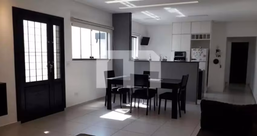 Casa térrea á venda 2 suítes, 4 vagas, cozinha com ilha e armários planejados, churrasqueira