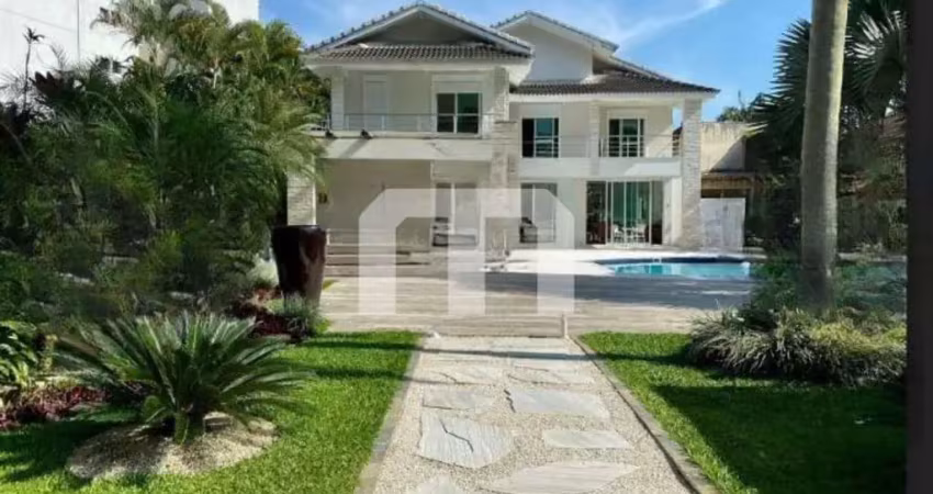Luxuosa casa em condomínio com 5 quartos e 5 suítes em bertioga-sp - 679m², 3 salas, 9 banheiros e 5