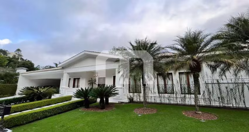 Bela casa em condomínio, 5 suítes, 3 salas, área gourmet e 10 vagas