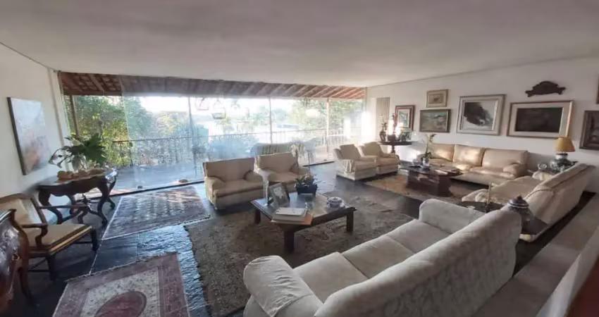 Casa com lote aproximado de 1000m² - 7 quartos, sendo 01 suíte com closet - 8 vagas - pampulha