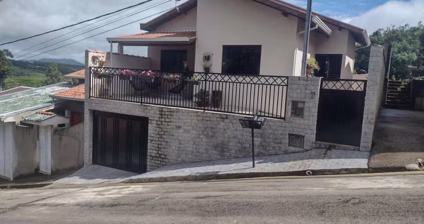 Casa para Venda em Caldas, Portal da Serra, 3 dormitórios, 1 suíte, 1 banheiro, 3 vagas