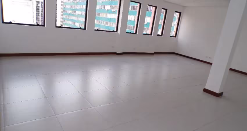 Conjunto comercial frente praça zacarias, no centro de curitiba!