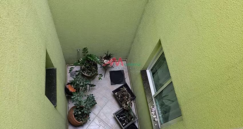 Ótimo Sobrado, 3 dormitórios, 1 suíte, 1 sala, 1 cozinha planejada, 3 banheiros, quintal, 2 vagas, área de serviço, jardim de inverno, imóvel de 2014, sobrado com sacada.