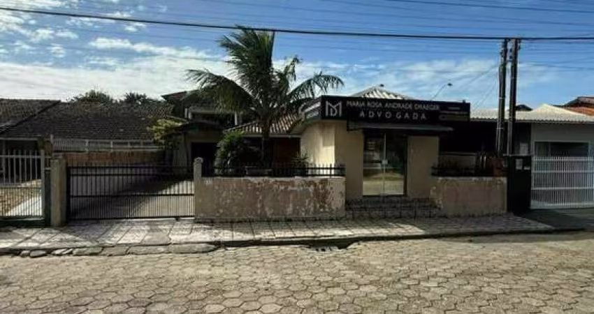 Excelente casa em Meia Praia