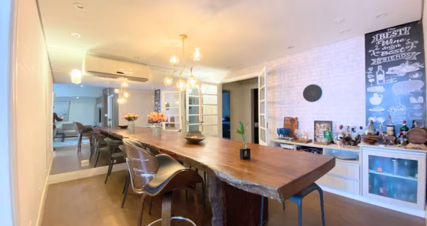 Apartamento de 3 dormitórios 200m² na quadra da praia no Gonzaga