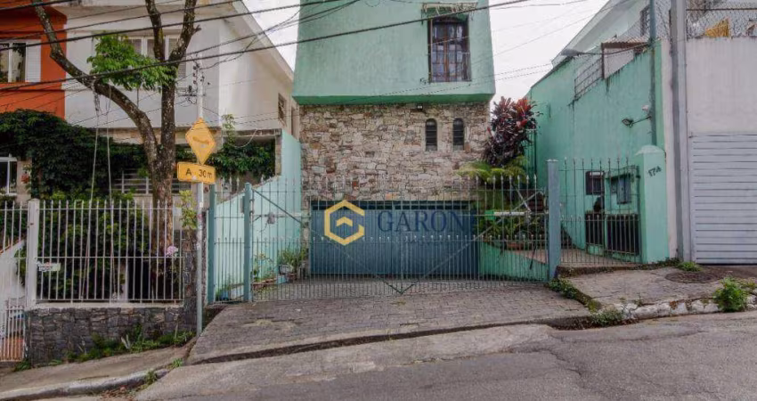 Sobrado à venda em rua tranquila no bairro Alto de Pinheiros - SP. São 3 suítes, 4 vagas de garagem
