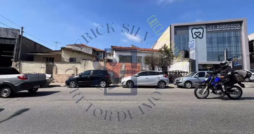 Ótimo terreno comercial de 380m² com casas no local.