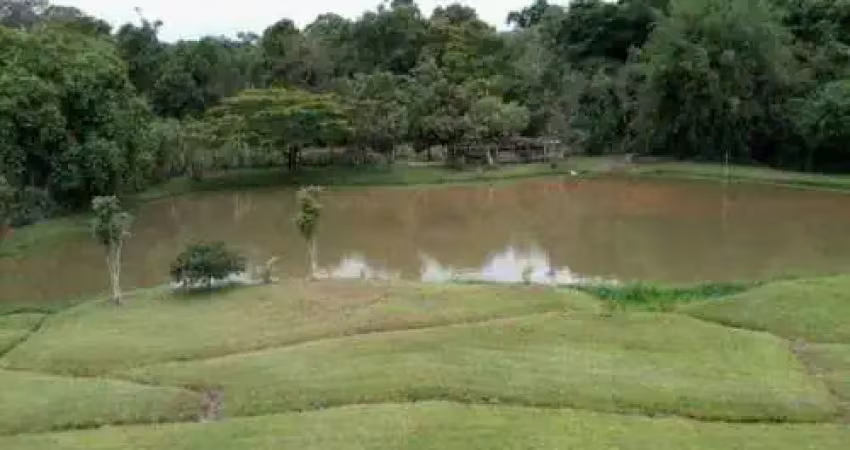 Descubra o Encanto Rural: Chácara dos Sonhos em Cruz do Cedro, Quadra/SP  Seu Refúgio Perfeito na Natureza por Apenas R$ 650 Mil