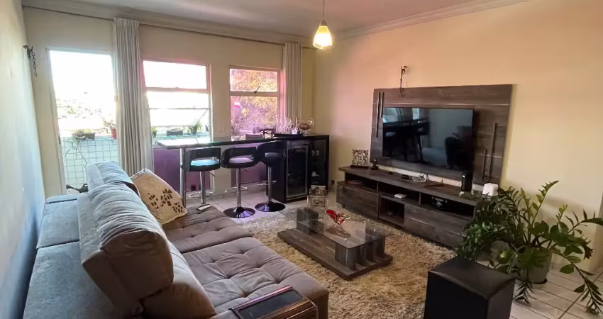 Lindo apartamento grande, reformado e extremamente bem localizado em capim macio!!!