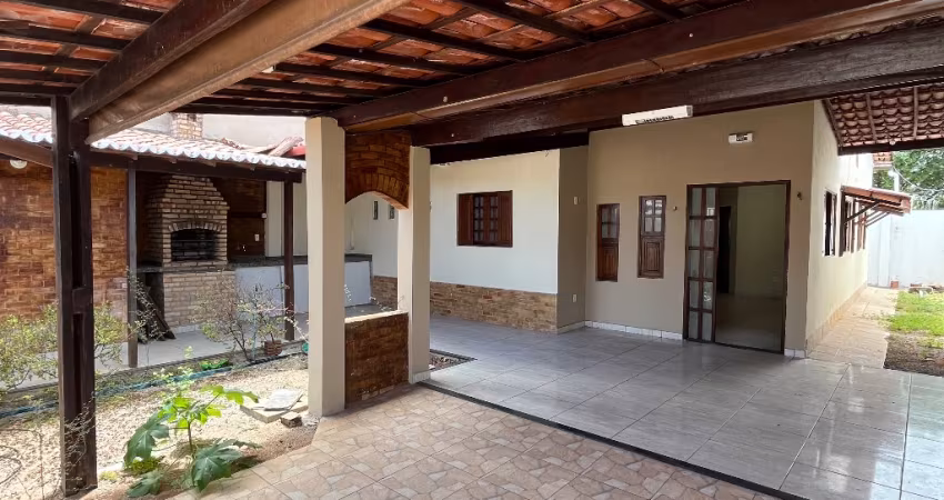 Casa bem estruturada e ampla, super bem localizada.