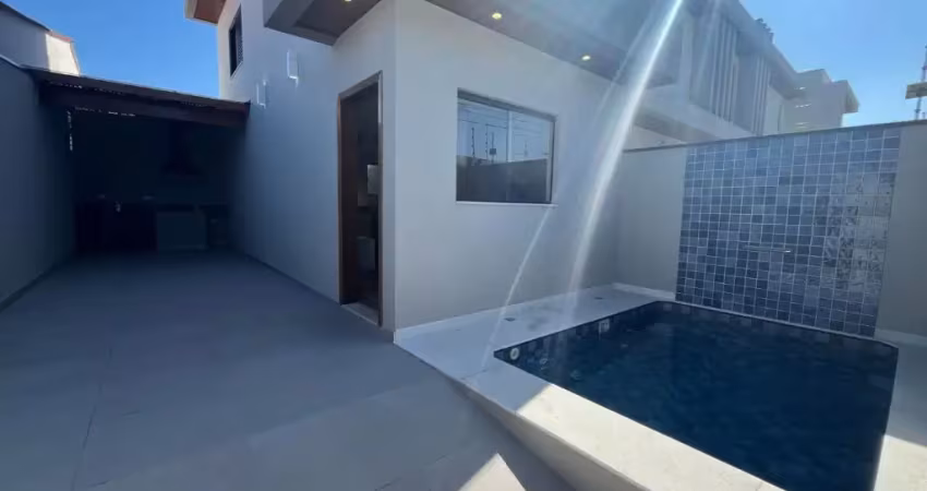 Casa com piscina em peruíbe, com piscina e churrasqueira