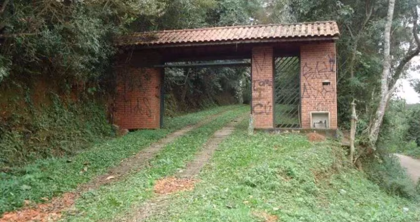 Imóvel para venda possui 5000 metros quadrados com 3 quartos em Tanque Caio - Ribeirão Pires - SP