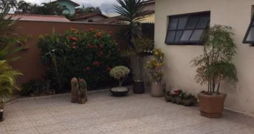 Casa com 2 dormitórios sendo 01 suíte mais Edícula completa nos fundos