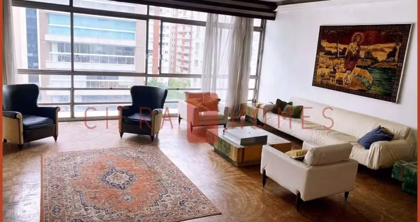 Apartamento excelente e amplo à venda de 250 m², com 3 dormitórios e 2 vagas de garagem, localizado