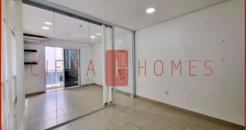 Sala muito agradável para venda ou locação, com varanda, 1 banheiro, 1 vaga de garagem, no melhor d