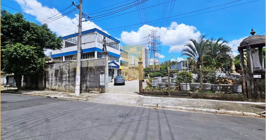 Ponto comercial para locação, amplo, com 3 andares, 7 banheiros, garagem e estacionamento.