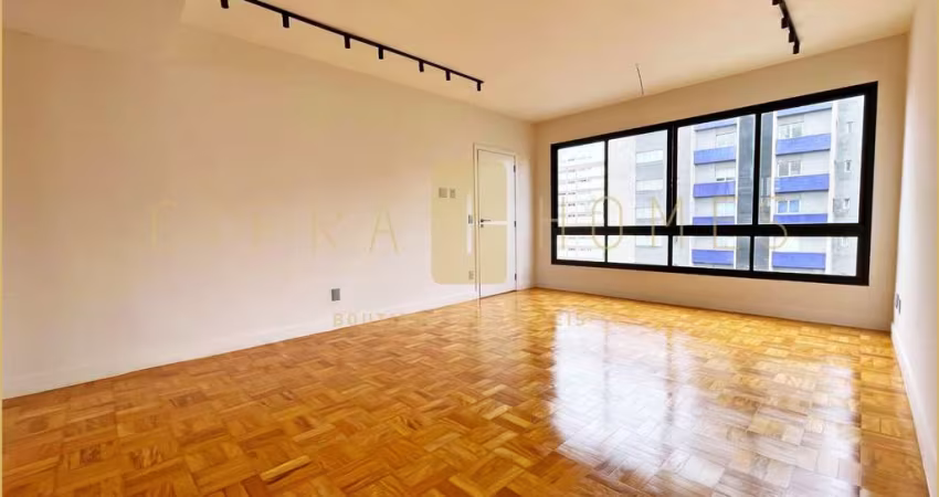 Encantador apartamento de esquina à venda, 3 suítes, 4 banheiros, reformado e parcialmente mobiliad