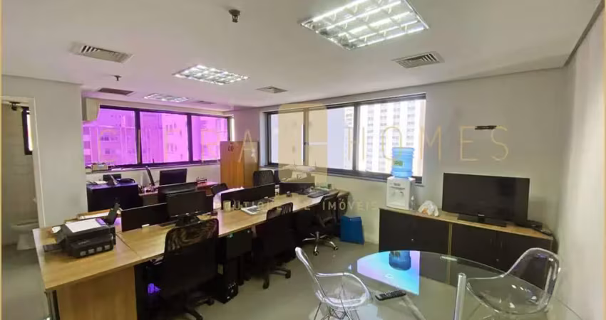 Sala comercial ampla, iluminada, com copa e ar-condicionado em localização privilegiada.