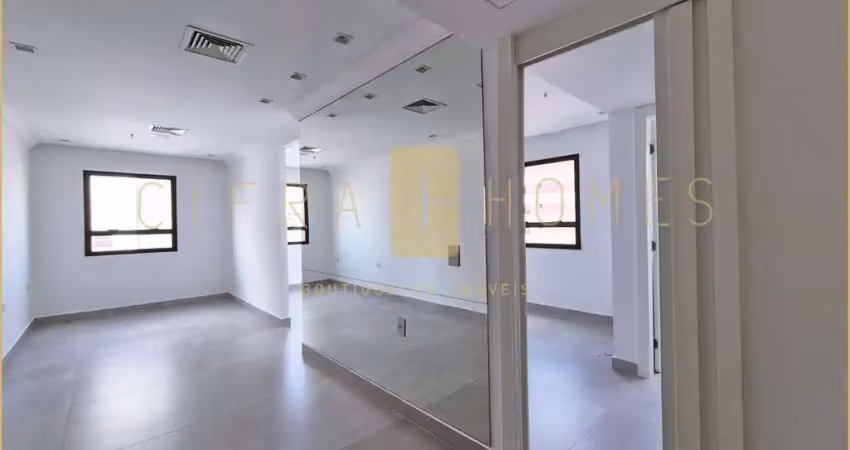 Sala comercial reformada, 2 banheiros, ar condicionado e 5 salas, para locação