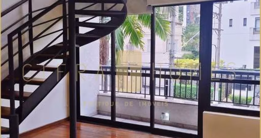 Loft com sacada, closet, 2 banheiros e cozinha equipada em localização privilegiada.