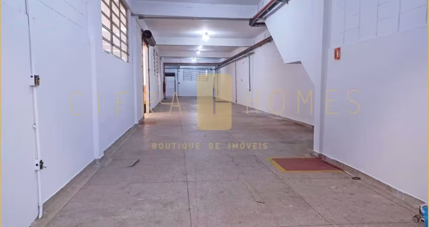 Galpão industrial disponível para locação, com 875 m², doca, entrada para carretas e escritórios eq
