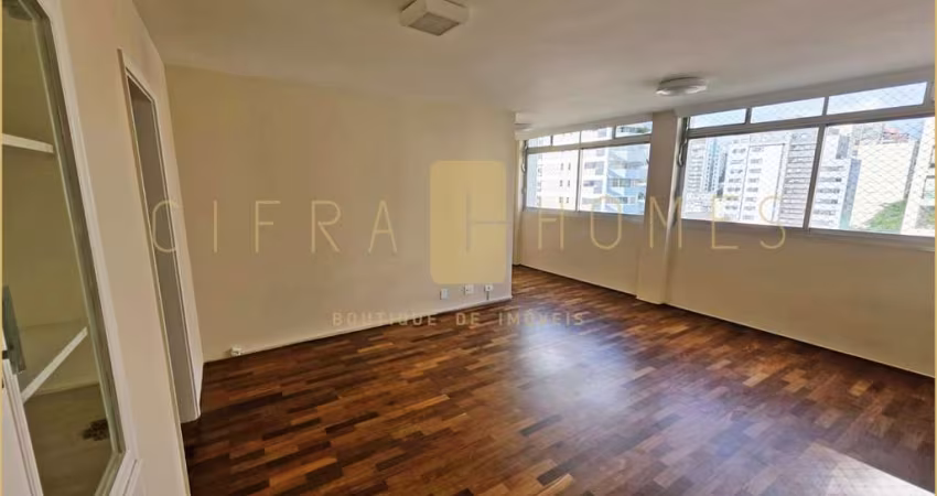 Apartamento reformado para locação, com 3 dormitórios, suíte, lavabo e 1 vaga em localização privil