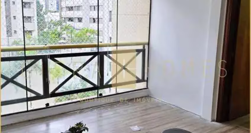 Apartamento com 3 suítes, varanda, 2 vagas e lazer completo em rua tranquila de moema