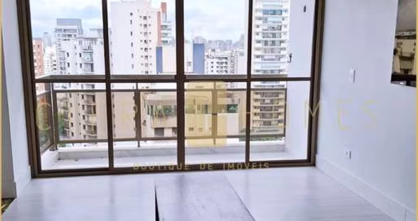 Apartamento recém reformado para locação, com suíte e sacada em localização privilegiada.