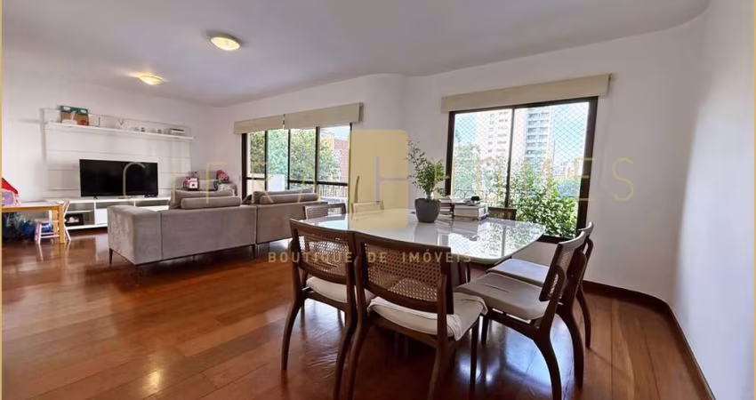 Apartamento à venda em Moema, 142m², com 2 suítes, iluminação abundante e excelente lazer.