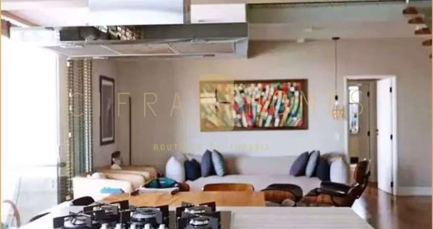 Cobertura duplex reformada com terraço gourmet à venda em Pinheiros.